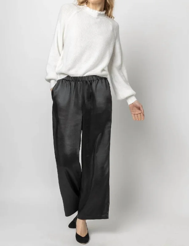 Elegant tight trousers for women with high-quality wool fabric for refined look -Wide Leg Pant In Black