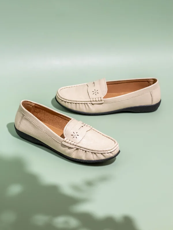 Designer loafers for women with luxury materials and unique finishes-Womens Cream Casual Square toe Loafers