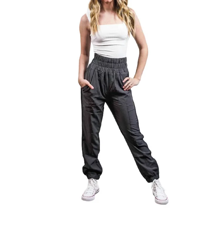 Tight trousers for men with zip fly and flat-front design for a polished look -High Waisted Joggers In Charcoal